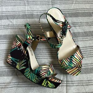 Anne Klein Palm Leaf Motif Wedges Size 10
